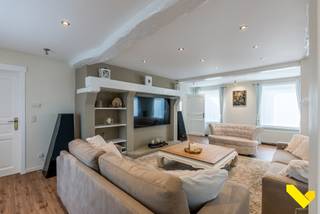 Uitzonderlijke villa met binnenzwembad en prachtig perceel!<br /><br />Deze unieke villa op 26a76ca is gelegen tegen de dorpskern van Tessenderlo, en dicht bij op- en afrit van de snelweg.<br />Deze prachtige eigendom bestaat uit 2 volledige wooneenheden met elk hun leefruimte, keuken, slaapkamers en badkamers.<br /><br />Via de inkomhal kom je in het eerste woongedeelte en merk je meteen het luxueuze karakter van de woning. Hier bevinden zich 2 kantoren, bijkeuken, 2 slaapkamers, 2 badkamers, 2 gastentoiletten, met een potentie voor 5 slaapkamers.<br />Via de keuken met zicht op de tuin kom je terecht in de unieke leefruimte, met toegang tot de bovenverdieping met een royale dressing (65 m²), een grote badkamer en de master bedroom.<br /><br />In het tweede - apart gelegen - gebouw kom je in een sfeervolle woon- / eetkamer met bar en open keuken met berging.<br /><br />Vervolgens betreed je een echte oase; vanuit de sauna-ruimte met douche en gastentoilet kom je in een rustgevende bibliotheek en vervolgens in de fitnessruimte met toegang tot het zonneterras met grote jacuzzi.<br />Terug in de sauna-ruimte vind je vervolgens het royale binnenzwembad, wederom met 2 douches en een gastentoilet.<br />Aangekomen op de bovenverdieping zijn er 2 slaapkamers en een badkamer.<br /><br />De dubbele garage met glazen deuren is een genot voor de autoliefhebber.<br />Dit gebouw biedt de mogelijkheid tot 4 slaapkamers.<br /><br />Vanuit de sfeervolle terrassen heb je telkens uitzicht over de prachtige tuin met zuidoriëntatie. <br /><br />Door de unieke locatie heb je toegang tot diverse fietsroutes in 3 verschillende provincies. De veelzijdigheid van het pand geeft de mogelijkheid om binnen het gezin grotendeels privé te wonen en toch samen te genieten.<br /><br />Deze woning heeft een gunstige EPC-score B, 48 zonnepanelen met grote 44 kW batterij en is voorbereid op de toekomst.<br /><br />Ben je benieuwd en wens je een bezoek? Contacteer ons op het nummer 013 66 62 08 of via info@immovl.be.