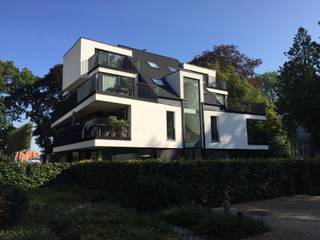 <p><span>Ruim en modern tweeslaapkamerappartement met terras van 18 m², ondergrondse parkeergarage en gemeenschappelijke parktuin (+ €150/maand)</span></p><p><span>Indeling:</span></p><p><span>Via de inkomhal bereikt men het appartement op de eerste verdieping per trap of lift.</span></p><p><span>Ruime open leefruimte, onderverdeeld in zithoek, eetkamer en open ingerichte keuken, voorzien van alle moderne gemakken. Aansluitend bevindt zich een aparte berging.</span></p><p><span>Naastgelegen vindt u een apart toilet. Via de nachthal bereikt u de ingerichte badkamer, voorzien van dubbel lavabomeubel en riante inloopdouche. Achteraan bevinden zich twee ruime slaapkamers, voorzien van ingemaakte kasten.</span></p><p><span>Het zuidwestgerichte terras is bereikbaar vanuit de leefruimte door middel van grote schuiframen.</span></p><p><span>Het hele appartement is voorzien van een prachtige parketvloer en grote glaspartijen.</span></p><p><span>Verder is het appartement hoogwaardig afgewerkt en geniet het van een veelheid aan ingemaakte kasten.</span></p><p><span>Met de lift bereikt u eenvoudig de ondergrondse autostaanplaats.</span></p><p><span>Vaste kosten + €150 euro per maand</span></p><p><span>Interesse?</span></p><p><span>Tel. 03 666 30 66 of mail naar: <span>info@allure-re.com</span></span></p>
