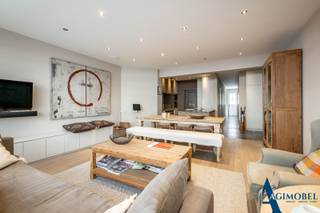 De troef van dit pand is de royale woon- en eetkamer met open leef keuken, uitgerust met hoogwaardige Miele-toestellen, waar gezellig koken en tafelen centraal staan. Buiten geniet je van een  aangenaam koer/terras – een oase van rust vlak bij zee.<br />De drie ruime slaapkamers zijn voorzien van ingemaakte kasten voor optimaal opberggemak. De masterbedroom beschikt over een eigen badkamer met lavabo, ligbad en toilet. De twee andere slaapkamers delen elk een eigen douchekamer, ideaal voor gezin en gasten. <br />Praktisch comfort vind je terug d.m.v. de wasplaats/berging en het bezoekers toilet.<br /><br />Verder zijn er een gemeenschappelijke fietsberging en een privékelder, wat dit appartement extra praktisch maakt.<br /><br />Kortom: een combinatie van ruimte, comfort en ligging. Een gezinsstek aan zee met stijl !<br />Stedenbouwkundige inlichtingen : in aanvraag.