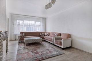 <p><span>Op zoek naar een ruim en praktisch appartement op en toplocatie? Dit aangename appartement is gelegen in het centrum van Deurne, in een klein en goed onderhouden gebouw met lage vaste kosten.</span></p><p><span>Het appartement beschikt over een ruime en lichtrijke living aan de straatkant. Aansluitend vind je een grote keuken met plaats voor een eettafel, perfect voor wie graag kookt en samen eet.</span></p><p><span>Naast de keuken is er een handige berguimte, die vroeger dienst deed als terras en nu extra opslagruimte biedt.</span></p><p><span>Verder zijn er twee volwaardige slaapkamers en een extra aparte ruimte die flexibel kan worden ingericht al speelkamer, dressing of thuiswerkkantoor, ideaal voor gezinnen of thuiswerkers.</span></p><p><span>Als extra troef beschikt het appartement over twee private kelderbergingen, wat zorgt voor nog extra opslagruimte.</span></p><p><span> </span></p><p><span>Bijzonderheden</span><span>:</span></p><p><span>EPC Energielabel B - 172 kwh/(m² jaar)</span></p><p><span>Geen renovatieplicht</span></p><p><span>De elektriciteit is conform</span></p><p><span>CV is individueel op gas</span></p><p><span>Er is overal dubbele beglazing met PVC kader</span></p><p><span>Het dak werd in 2022 geïsoleerd</span></p><p><span>Vaste kosten:  300/6 maanden (inbegrepen: water en minuterie gang)</span></p><p><span>P-score: B</span></p><p><span>G-score: B</span></p>