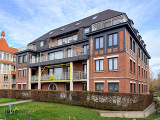 <p>Dit <strong>modern appartement</strong> bevindt zich op de eerste verdieping van een verzorgd gebouw met lift. Het omvat een <strong>inkomhal met apart toilet</strong>, een lichtrijke woonkamer met ingerichte <strong>open keuken</strong>, een slaapkamer en een badkamer met douche, lavabo en aansluitingen voor een wasmachine.<br /><br /></p>
<p>De woonkamer biedt toegang tot het <strong>grote zuidwest-georiënteerde terras,</strong> waar u kan genieten van een prachtig uitzicht.</p>
<p>Het appartement is voorzien van alle comfort: hoogrendementsbeglazing, videofonie, een gunstig EPC, conforme elektriciteit volgens AREI, … <br /><br />Een bijkomende troef is de <strong>staanplaats in de ondergrondse parking</strong>, die inbegrepen is in de prijs. Bovendien horen er twee handige kelderbergingen bij het appartement.<br /><br /></p>
<p>Het pand is uitstekend gelegen in het centrum van Erembodegem (Aalst), op wandelafstand van winkels (bakker, bank, …) en het station (verbinding Gent – Brussel). Kortom: ideaal als starterswoning of als investering, aangezien het momenteel verhuurd is.<br /><br /><br /></p>
<p>Voor meer info of een bezoek, contacteer June via june@immotijl.be of bellen naar 0486 17 07 61.</p>