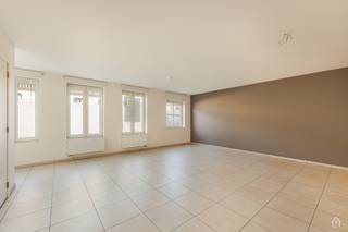 <p>MODERN GROUND FLOOR APARTMENT IN KONINGSHOOIKT WITH EXCELLENT LAYOUT</p><p>This beautiful 2-bedroom apartment of 146m² is located in Koningshooikt and offers an ideal combination of comfort, modernity and space. The property is housed in a recent building with a classic look.</p><p>THE INTERIOR</p><p>The apartment features two spacious bedrooms, both of which have natural light and are excellent for families or as office space. The open living room with adjoining dining area is very generous in size and features many windows that provide a pleasant living experience. The modern kitchen is fully built-in and has a quality finish. It is equipped with modern appliances and a kitchen island. The perfect combination for pleasant cooking among family or friends.</p><p>The spacious bathroom is fully tiled and is equipped with both a sink, a bathtub and a shower. A separate laundry room is provided, in addition to 2 additional spacious storage rooms.</p><p>OUTDOOR SPACE AND FACILITIES</p><p>The apartment has direct access to a pleasant private garden with a semi-covered terrace, ideal for relaxation . In the garage complex there are 2 car parking spaces at your disposal along with a common bicycle shed. </p><p>LOCATION</p><p>Located in the heart of Koningshooikt, this property offers excellent accessibility to schools, stores and public transport. Call us on 0494/12.01.01 to schedule your visit.</p>