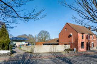 Energiezuinige halfopen bebouwing met grote werkplaats en magazijn, ideaal voor zelfstandigen of wie wonen en werken wil combineren. Gelegen op...