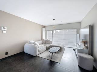 In de Evendijk te Knokke-Heist vinden we dit huis met 3 slaapkamers te koop. De woning werd in 2017 volledig gerenoveerd en is instapklaar. Naast de...