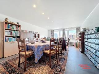 Zeer mooi gelegen appartement met open zicht op de Damse Vaart met indeling als volgt : Allereerst is er de inkom met vestiaire. De living is mooi rechthoekig ingedeeld en biedt een fantastisch zicht op het water. Deze is afgewerkt met een mooie grijze vloerbekleding, ingewerkte spots en voorzien van de nodige verwarmingselementen. 
Er bevindt zich aansluitend één slaapkamer aan de voorzijde met daarnaast een instapklare badkamer met douche, lavabomeubel en wc. Via de hal begeeft u zich tot de keuken.
Deze werd eveneens volledig vernieuwd en voorzien van kookplaat, dampkap, vaatwas en ingebouwde koelkast. Alle kasten zijn in prima staat van onderhoud en de naastliggende berging is praktisch uitgerust met ingebouwde kasten. Er is tevens plaats voorzien voor een wasmachine. Naast de keuken is er nog één slaapkamer met zicht op de tuin. 
Als extra behoort er een terras bij het appartement van maar liefst 31m2. Dit appartement is momenteel verhuurd voor vaste bewoning.
Het appartement wordt verkocht na opmaak van de basisakte maar kan reeds gereserveerd worden.<br />Troeven ;<br />* EPC B- Label
* Geen lift - weinig onderhoudskosten 
* Fenomenaal terras
* Elektriciteit conform
* Zicht op de Damse Vaart
* Schrijnwerk PVC <br />Voor info bel : 050/333976 - 0476/270379 ( buiten kantooruren )