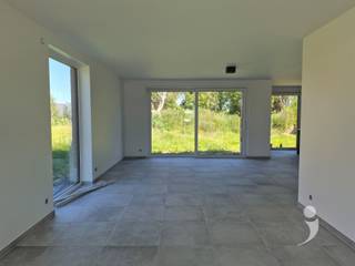 <p><span>Nieuwbouw halfopen woning met prachtige ligging.<br />Deze woning is gelegen in een groene en rustige omgeving.<br />Er is een ruime inkom met apart toilet en technische ruimte die ook ruim genoeg is om fietsen te stallen.<br />De lichtrijke leefruimte heeft een prachtig uitzicht op een mooie tuin en een ruim zonnig terras.<br />De keuken is voorzien van een eiland met veel opslagruimte en allerhande handige ingebouwde toestellen ( Afwasmachine, inductie kookplaat, wastafel, oven, frigo) </span></p><p><span>Naast deze keuke is er nog een extra berging met wasplaats.<br />Via de nachthal op de 1e verdieping bereiken we de slaapkamers en een badkamer. Hier is ook een extra toilet. <br />Er zijn op deze verdieping 3 ruime slaapkamers.</span></p><p><span>De badkamer is voorzien van een dubbele wastafel, een bad en een douche.</span></p><p><span>via de nachthal kan men dan nog 1 gigantische slaapkamer bereiken alsook een extra technische ruimte.<br />Voor de woning is er een oprit met plaats voor meerdere wagens. Deze is momenteel in aanleg.<br /><br /></span></p><p><span>De tuin loopt over in weilanden en het is ideaal om hier tot rust te komen.<br />Deze woning is bewoonbaar vanaf augustus 2026.</span></p><p><span>Deze woning is </span><span>niet </span><span>bemeubeld.<br />Dankzij de strenge bouwnormen is deze woning enorm zuinig in verbruik. Er zijn zonnepanelen aanwezig alsook een waterontharder.</span></p><p><span> </span></p><p><span>Interesse? Vraag uw bezoek aan via onze website!</span></p><p><span> </span></p>