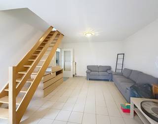 🔑 Indeling:🚪 Inkomhal🛋️ Lichtrijke woonkamer met open keuken🍳 Keuken met ingebouwde toestellen🛏️ 3 slaapkamers🛁 Badkamer met toilet en ligbad📦...