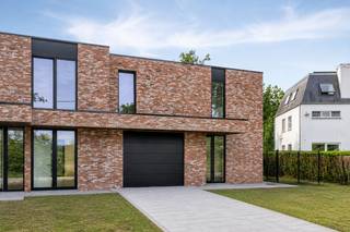 <p>This move-in ready BEN new-build home in Hasselt offers the perfect combination of modern design, energy efficiency and everyday comfort.</p><p>Located on a beautifully landscaped 553 m² plot, the property immediately stands out thanks to its warm brick façade, large windows and high-quality finishes. The house has been fully painted and is ready for immediate occupation.</p><p>The ground floor features a bright living area connected to the open kitchen and overlooking the spacious terrace and southeast-facing garden. An integrated garage provides secure parking and additional storage space.</p><p>Upstairs, you will find three generous bedrooms and two fully finished bathrooms, each fitted with a walk-in shower, double washbasin and elegant tiling.</p><p>Outside, everything has already been completed. The landscaped garden includes a terrace, lawn, hedges and fencing, while the beautiful mature weeping willow creates a peaceful and unique outdoor setting.</p><p>Built according to the latest energy standards, the property includes a heat pump, type D ventilation system, excellent insulation and a very favourable energy performance level, resulting in low running costs and outstanding comfort.</p><p>The house is located in the quiet residential Zestienbundersstraat in Hasselt, close to the Kiewit nature area, schools, shops, public transport and the city centre. Major roads including the E313 are easily accessible.</p><p>If you are looking for a fully finished, energy-efficient family home in a green yet well-connected location, this property is definitely worth discovering. Contact us for more information or to arrange a viewing.</p>