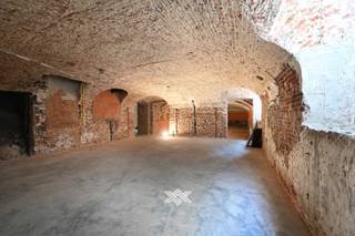 In Edelhof, een volledig gerenoveerd stadspaleis uit 1759, pal in het hart van Gent, wacht deze multifunctionele, polyvalente ruimte van liefst 382 m² op een nieuwe invulling.<br /><br />Dit majestueuze gebouw is gelegen in de kern van het historische hart van Gent. Een unieke plek in het kloppend hart van de stad, omringd door gezellige cafés, restaurants, winkels en cultuur. Dankzij de uitstekende bereikbaarheid, mede door het wijdvertakte netwerk van trams, bussen en fietsroutes, bereik je Edelhof in een mum van tijd. Ook met de wagen bereik je Edelhof vlot dankzij de rechtstreekse toegang vanaf het oprittencomplex aan Gent-Zuid.<br /><br />Deze riante ruimte straalt enorm veel geschiedenis uit en kan naar eigen smaak worden ingericht voor diverse functies, zowel commercieel als kantoorfuncties, waaronder dienstverlening, detailhandel, praktijkruimtes, vrije beroepen en ateliers. Activiteiten die niet stroken met de standing van het gebouw of hinderlijk zijn voor de bovenliggende appartementen, zijn evident niet opportuun.<br /><br />Het gebouw werd de voorbije 6 jaar volledig gerenoveerd en omgevormd tot zes studio’s, negen appartementen, een groot gedeeld dakterras en deze multifunctionele kelderverdieping. <br /><br />De polyvalente ruimte is toegankelijk via de grote toegangspoort en de monumentale inkomhal met zowel de lift als de trap. Er is tevens een rechtstreekse inkom vanaf de straat voor uw cliënteel en/of uw gasten.