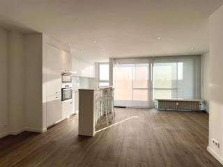 Laat u charmeren door dit gerenoveerd, lichtrijk appartement met een zeer gunstig gelegen terras dat te bereiken is via de keuken of vanuit de woonkamer. Dankzij de aangename en praktische indeling van het appartement kan je hier een zeer fijne thuis maken. De leefruimte met de zeer kwalitatieve keuken vormen het hart van de woning. Het appartement beschikt over twee volwaardige slaapkamers, een douchekamer en een apart gastentoilet. Daarnaast is er een praktische berging met aansluiting voor een wasmachine. De naar maat gemaakte kast in de inkomhal geeft u extra comfort. Inclusief: verlichting in alle ruimtes, vliegen deur in het schuifraam, kwalitatieve rolgordijnen... Extra berging in de kelderverdieping. Zorgeloos parkeren in de ondergrondse parking - 25.000 euro. Laat deze kans niet voorbij gaan en plan alvast een afspraak in!Abricasa – Vastgoed voor generaties: Jouw vastgoedpartnerWil je jouw eigendom verkopen of zoek je een vastgoedmakelaar voor verhuur of beheer?Abricasa biedt persoonlijke begeleiding bij al uw vastgoedvragen, van begin tot eind. Leer ons kennen!