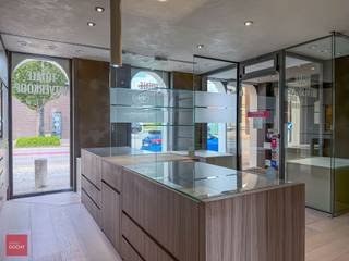 Bestaande uit een inkomhall, winkelruimte, salon, keuken, 2 slaapkamers, badkamer, zolder, kelder, koer en tuin. Vele mogelijkheden.