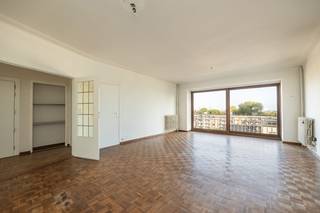 Op de zevende verdieping van een rustig en verzorgd gebouw in de Camille Huysmanslaan wacht dit ruime, te renoveren appartement van 128 m² op een nieuwe eigenaar met visie. Authentiek, karaktervol en met prachtige parketvloeren, vormt dit appartement de perfecte basis om uw droomwoning te creëren. De ruime inkomhal nodigt uit om verder te ontdekken en leidt via een dubbele openslaande deur naar een lichtrijke en sfeervolle woonkamer, waar het aangenaam vertoeven is.<br /><br />Het appartement beschikt over drie slaapkamers, waarvan één rechtstreeks toegang biedt tot het balkon, een ideale plek om de ochtendkoffie te drinken of ’s avonds van de zonsondergang te genieten. Verder zijn er: een keuken, een badkamer en een apart toilet. Voor extra comfort is er een ruime kelderberging aanwezig.<br /><br />Met een EPC-label B is dit appartement energiezuinig en toekomstgericht. De gemeenschappelijke kosten bedragen €265 per maand inclusief verwarming en water.<br /><br />Het appartement wordt verkocht met een ondergrondse staanplaats, apart aan te kopen voor €20.000, waardoor parkeren geen enkel probleem is.<br /><br />Gelegen in de gewilde Tentoonstellingswijk, combineert dit appartement een aangename en rustige woonomgeving met de nabijheid van alle voorzieningen en uitstekende verbindingen naar het centrum van Antwerpen.<br /> 