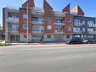 Dit recent 1-slaapkamer appartement in Oostende is te huur. Geniet van een ruime leefruimte, open keuken en zonnig terras.Dit instapklare appartement in Oostende is ideaal om te huren. De indeling is als volgt:- Een inkomhal met apart toilet- Een lichtrijke leefruimte met een open keuken, volledig uitgerust met toestellen- Een zonnig terras dat grenst aan de leefruimte-Eén slaapkamer-Een badkamer met ligbad, douchefunctie en lavabo-Een berging met aansluiting voor een wasmachine- FietsenbergingProvisie syndicus: €50,-De bereikbaarheid van dit appartement is uitstekend, met winkels, scholen en openbaar vervoer in de directe omgeving. Deze verhuur omvat een afgesloten garagebox en een gemeenschappelijke fietsenberging.Ben je geïnteresseerd in dit pand te huur in Oostende? Ga naar de website www.dewaele.com, klik op het pand dat je wenst te huren. Via de rode knop "vraag je bezoek aan" vragen we u kort een profiel in te vullen. Daarna nemen we contact op voor een bezoek. Telefonisch kunnen er geen afspraken gemaakt worden.Bezoek aanvragen