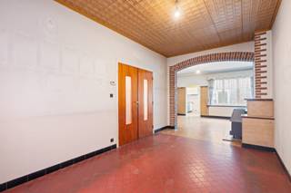 <p><u><strong>Te koop:</strong></u> te renoveren ééngezinswoning in het centrum van Machelen, op een toplocatie nabij park, scholen, openbaar vervoer en alle grote invalswegen.<br /><br />Deze gesloten bebouwing biedt een uitstekende kans voor wie zelf wil vormgeven aan zijn nieuwe thuis. Gelegen in een rustige straat, maar toch vlak bij alle voorzieningen, combineert deze woning het beste van centrale ligging en wooncomfort. Met twee slaapkamers, een stadstuin en een ruime zolder is er veel potentieel om te moderniseren en optimaal te benutten.<br /><br />Wandel door de hele woning via de Walkly.<br /><br /><u><strong>Belangrijkste ruimtes:</strong></u><br />• Inkomhal (8,7 m²)<br />• Woonkamer (30 m²) met veel lichtinval<br />• Keuken (5,2 m²)<br />• Toilet (1,5 m²)<br />• Twee slaapkamers (14,7 m² elk)<br />• Badkamer (3,5 m²)<br />• Polyvalente ruimte (8,6 m²)<br />• Kelder (25 m²)<br />• Zolder (29,14 m²)<br />• Stadstuin (15 m²)<br /><br /><u><strong>Troeven:</strong></u><br />• Te renoveren ééngezinswoning met veel mogelijkheden<br />• Centrale ligging in Machelen<br />• Nabij park, scholen, openbaar vervoer en grote invalswegen<br /><br />Meer informatie? Contacteer Margaux Mulkers via +3223351115<br />JOUW DROOMHUIS. ZO GEVONDEN!</p>