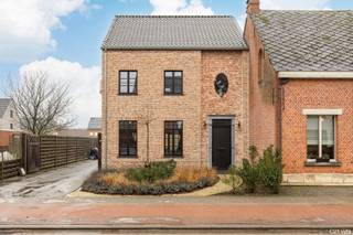 Te koop: Prachtige woning in Pulle! Deze halfopen bebouwing is gelegen op een uiterst centrale locatie en combineert comfort, stijl en...