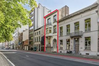 Le bâtiment est une belle combinaison d'histoire, de classe et d'authenticité, tout en offrant de nombreuses options pour ceux qui recherchent une maison exclusive ou une combinaison de bureau et de domicile.Ce magnifique manoir a été rénové en 1995.Disposition :Le bâtiment est actuellement utilisé comme bureau, mais les volumes généreux, les hauts plafonds et les éléments authentiques constituent la base idéale pour un réaménagement élégant.Avantages :-Garage -Cuisine et salle de bain disponibles-Espace extérieur côté sudGrâce à sa structure solide et à son aménagement pratique, ce bâtiment est idéal pour diverses utilisations.Un avantage supplémentaire est la possibilité d'acheter le bureau situé à l'adresse Leopoldstraat 9 à Malines, qui dispose d'une entrée à l'arrière du bâtiment et peut constituer une belle combinaison entre travail et vie luxueuse.