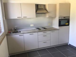 ANDERLECHT, in een rustige straat vlakbij de Prince de Liège en alle voorzieningen, ontdekt u dit appartement van ±105 m² op de 2e verdieping in een klein appartementencomplex met lage lasten.
Het appartement valt op door zijn ruime indeling en functionele indeling. De woonkamer van ±30 m² met ingerichte keuken vormt een aangename, lichte en gezellige leefruimte. Momenteel is het appartement ingedeeld in twee grote slaapkamers van ±25 m² en ±14,5 m² met inloopkast. Een badkamer, een apart toilet, een kelder en een zolder maken het geheel compleet en bieden waardevolle opbergruimte.
Het pand wordt momenteel verhuurd voor 1.158 €/maand, plus 110 €/maand aan servicekosten. De koper dient de lopende verhuurverplichting na te komen, wat dit ook tot een mooie investeringskans maakt.
Individuele centrale verwarming.
EPB: D- (207 kWh/m²/jaar).
Alle oppervlakten zijn bij benadering.