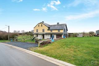 We Invest SUD-LUXEMBOURG stelt u deze charmante woning met 4 gevels voor, ideaal gelegen in een rustige en landelijke buurt van Vaux-sur-Sûre...