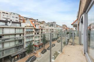 Op zoek naar een appartement aan zee met een uitstekende ligging? Dit verzorgde appartement op de vierde verdieping van Residentie Nieuwbries bevindt zich in de levendige winkelstraat van Nieuwpoort-Bad, op wandelafstand van het strand, de zeedijk, winkels en gezellige horecazaken.<br /><br />Bij het betreden van het appartement kom je in de inkomhal met gastentoilet en een praktische berging. De lichtrijke leefruimte geeft uit op een aangenaam terras en sluit aan op de open, volledig geïnstalleerde keuken.<br /><br />Het appartement beschikt over twee volwaardige slaapkamers. De eerste slaapkamer is uitgerust met een eigen douche, terwijl de tweede slaapkamer toegang biedt tot een rustig terras aan de achterzijde. Daarnaast is er een badkamer met lavabo en ligbad.<br /><br />Een private kelderberging zorgt voor extra opbergruimte.<br /><br />