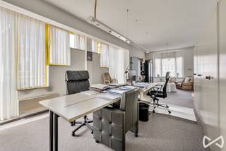 Op zoek naar een interessante investering met een stabiel verhuurpotentieel? Dit opbrengsteigendom, gunstig gelegen nabij het centrum van Oudenaarde, omvat een handelsgelijkvloers en twee ruime appartementen.
De combinatie van een commerciële ruimte en twee woonentiteiten maakt dit pand bijzonder interessant voor investeerders die op zoek zijn naar een divers en veelzijdig opbrengsteigendom. Een bijkomende troef is dat de huidige huurders reeds geruime tijd het pand huren, wat zorgt voor een mooie continuïteit en een interessante verhuursituatie.
Troeven:
Aantrekkelijke ligging nabij het centrum van Oudenaarde
Reeds langdurig verhuurde entiteiten
Goede mix tussen commerciële en residentiële verhuur
Kortom, een opbrengsteigendom met een solide basis en interessante mogelijkheden voor de toekomst.