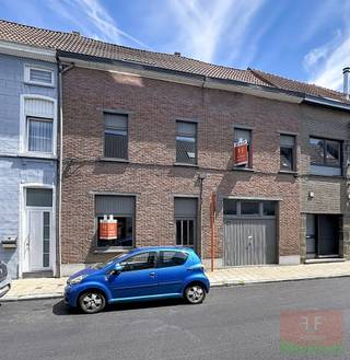 Deze karaktervolle grondig op te frissen gezinswoning biedt eindeloos potentieel op een toplocatie te Aalst.<br />Gelegen in de levendige en uiterst bereikbare stadsrand, biedt deze charmante woning het beste van 2 werelden: de gezelligheid van een eigen, warme thuis en de bruisende energie van het stadscentrum op een steenworp afstand. Vlotte bereikbaarheid dankzij openbaar vervoer op wandelafstand en de nabije aansluiting op de E40 Gent-Brussel.<br /><br />Deze gezinswoning met ruime inpandige garage bevindt zich op <strong>een perceel van 303m²</strong> en heeft een naar stadsnormen royale groene tuin waar kinderen veilig kunnen spelen, en u uitgebreid kunt genieten van de buitenlucht in alle privacy.<br /><br /><strong>De indeling van de woning is als volgt:</strong><br />Deze woning biedt een zee van ruimte met maar liefst <u><strong>250m² bewoonbare oppervlakte</strong></u>.<br /><strong>Gelijkvloers</strong>: een inkomhal, een lichtrijke dubbele woonkamer, een ingerichte keuken, een badkamer met ligbad en lavabo, een berging , een apart toilet, een ruime garage en een traphal.<br /><strong>1ste verdieping</strong>: 4 volwaardige ruime slaapkamers en een apart toilet.<br /><strong>2de verdiep</strong>: naast nogmaals 2 volwaardige slaapkamers bevindt zich hier een polyvalente ruimte (32m²) met invulling naar keuze (leef- of ontspanningsruimte / 2 extra slaapkamers).<br /><br /><strong><u>Troeven:</u><br />Gunstig EPC en asbestattest: geen renovatieplicht!</strong><br /><strong>Binnenruimte</strong>: royale woonkamer, grote garage en mogelijkheid tot wel 8 slaapkamers.<br /><strong>Buitenruimte</strong>: terras van 20m² met aansluitend een oase van groen in de 100m² grote grastuin.<br /><strong>Potentieel</strong>: De ideale basis om uw droomwoning te realiseren in een waardevaste buurt.<br /><strong>Bereikbaarheid</strong>: Vlotte verbinding met de E40, scholen en het nabije stadscentrum met winkels, sport, cultuur en horeca.<br /><br /><strong>Wonen aan de stadsrand met de luxe van ruimte, parking en groen? Ontdek het potentieel van deze unieke gezinswoning!</strong><br />Dé kans voor creatieve doeners, starters of investeerders!<br /><br /><strong>Weet</strong>: de vermelde prijs is een richtprijs/startprijs. Deze methode geeft jou, als potentiële koper, de kans om op een transparante manier te bieden.<br />Na ontvangst van deze biedingen zal de verkoper beslissen of hij/zij de eigendom verkoopt aan het hoogste bod, de richtprijs is aldus niet bindend voor de verkoper.<br /><br /><strong>Wenst u graag een bezichtiging of meer info betreffende dit pand</strong>?<br />mail naar immo@vastgoed-ff.be , bel <strong>Gunther op 0476/60 67 96</strong>, of tijdens de kantooruren naar <strong>053/21.21.21</strong><br /><br />Tot snel in Aalst!<br />