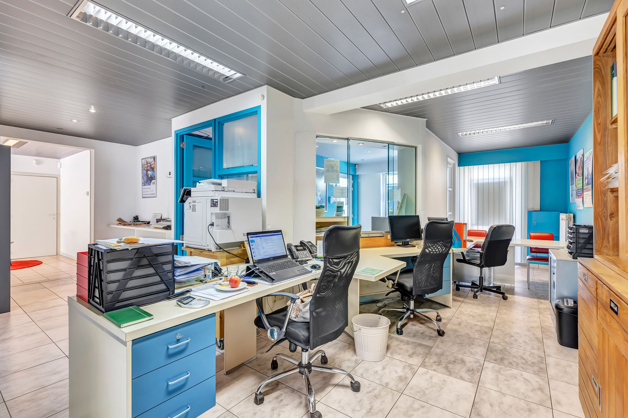 Commercieel gelijkvloers met ruim appartement - foto 5