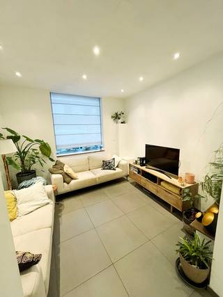 Op zoek naar een instapklare woning die ruimte en comfort biedt?  Stop dan maar met zoeken en bezoek deze woning!  In deze woning geniet je van...