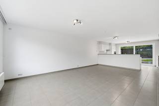 IZENBERGE: Recente rijwoning met alle comfort, 3 slaapkamers, gezellig tuintje en garage op 151m² grondopp.<br />In het landelijke Izenberge, deelgemeente van Alveringem, is deze woning op zoek naar een nieuwe eigenaar. De woning werd in 2007 nieuw gebouwd en biedt nog steeds alle modern leef- en wooncomfort. <br />Indeling:<br />- GLVL.: inkomhall met trappenhall, gezellige en best ruime woonkamer met zit- en eetplaats en open ingerichte keuken, apart toilet, berging/wasplaats.<br />- 1ste VERD.: nachthall, 3 volwaardige slaapkamers, badkamer met inloopdouche, lavabomeubel en toilet.<br />- 2de VERD.: zolderruimte (ideaal als extra berging)<br />Buiten is er een aangelegd terras en gezellig binnentuintje. Deze tuin is georiënteerd naar het zuiden-westen, dus als de zon door de wolken piept, veel zon in de tuin!<br />Bijna aanpalend is er nog een ruime extra garage voorzien (ca 6m diep x ca 3,40m breed). <br />De woning ligt op vlotte verbinding richting N8 Veurne-Ieper, dus zowel richting Veurne E40 als richting Ieper A19 maar ook richting de kust (op slechts 12 km van de kunstlijn).