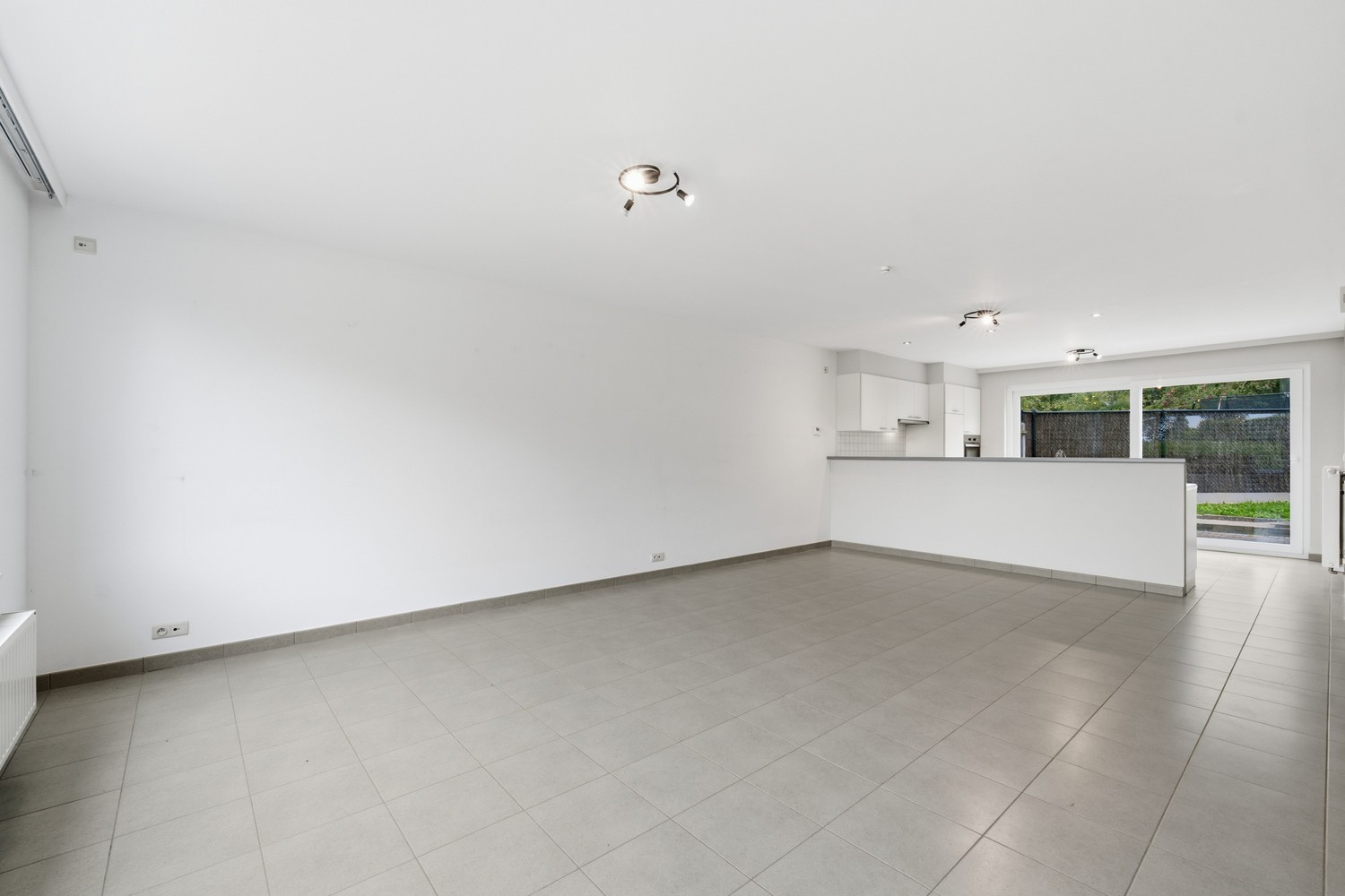 IZENBERGE: Recente rijwoning met alle comfort, 3 slaapkamers, gezellig tuintje en garage op 151m² grondopp. - foto 2
