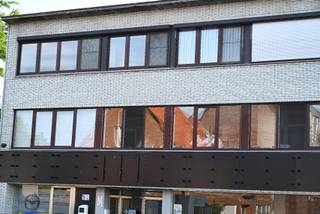<p>Gezellig tweeslaapkamer appartement op centrale locatie, vlakbij de markt, winkels en uitvalswegen. Dit centraal gelegen appartement bevindt zich op de tweede verdieping (links boven) en biedt een ideale mix van rust en centrale ligging.</p>

<p>Via de trap bereiken we de tweede verdieping, waar we de woning binnenstappen via een ruime inkomhal die toegang geeft tot alle vertrekken.</p>

<p>Vanuit de inkomhal betreden we de ruime en lichtrijke woonkamer, met grote ramen en elektrische rolluiken die voor veel lichtinval zorgen. Aansluitend bevindt zich de keuken, uitgerust met alle voorzieningen.</p>

<p>Eveneens vanuit de inkomhal bereiken we de eerste, zeer ruime slaapkamer (master bedroom), voorzien van airco met buitenunit. De tweede slaapkamer is ideaal in te richten als kinderkamer, hobbykamer of berging, en geeft tevens toegang tot het terras, een fijne plek om te zitten of om de vuilnisbakken te plaatsen.</p>

<p>Tot slot is er de badkamer, uitgerust met lavabo, toilet, douche en aansluitingen voor de wasmachine. Hier bevindt zich ook de CV-ketel.</p>

<p>Het appartement is gelegen in Geel-Elsum, een uitstekende locatie dicht bij het centrum en vlot bereikbaar via alle uitvalswegen. Winkels en centrum zijn op wandelafstand.</p>

<p>Een ideale keuze voor starters die zelfstandig gaan wonen, een jong koppel, of als investering!</p>

<p><strong>Kerngegevens:</strong><br />
-Bewoonbare oppervlakte: 83 m²<br />
-EPC: F (578 kWh/m²)<br />
-Vraagprijs: €169.000</p>

<p><strong>Troeven:</strong></p>
<ul>
<li>-Elektrische rolluiken</li>
<li>-Dubbel glas</li>
<li>-Geen gemeenschappelijke kosten</li>
<li>-Parkeergelegenheid voor de deur, voor of na de openingsuren van de garage</li>
<li>-Centrale ligging</li>
<li>-Uitvalswegen vlot bereikbaar</li>
</ul>

<p>Ontdek de ruimte en de mogelijkheden van dit appartement en plan snel uw bezichtiging!</p>

<p>+32495744841</p>