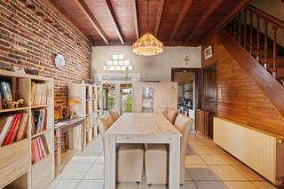 LiggingWelkom in de Staakstraat 21 in Assenede, een belangrijke verbindingsweg op wandelafstand van het levendige gemeentecentrum. Hier geniet je van...