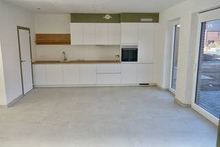 Nieuwbouwwoning in een nieuw woonproject met 3 slaapkamers ! Inkom , apart toilet , woonkamer met open keuken , berging inpandige garage .Verdiep :...