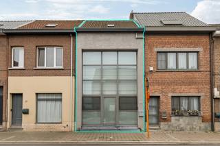 Zeer gunstig gelegen woning in een rustige straat zonder doorgaand verkeer! Dit huis bevindt zich op wandelafstand van verschillende scholen, winkels (Delhaize en Lidl op 50m) en het openbaar vervoer.  Het ligt tevens nabij het gemeentelijk park van Boom, ideaal voor gezin met kinderen!  Er is voldoende parkeergelegenheid in de omgeving.    De oprit van de A12 Antwerpen-Brussel ligt op slechts 1 min. rijden. <br /><br />Deze woning werd gebouwd in 1932 en totaal gerenoveerd in 2017.  Het dak is geïsoleerd, CV aanwezig in combinatie met airco, keuken &amp; badkamer zijn volledig instapklaar.  Het eigendom is volledig asbestveilig, goede EPC score (Label B!) en de keuring van de elektriciteit is conform!  17 zonnepanelen zijn aanwezig, 9 op het huis en 8 op de garage.  Ventilatietype C.  De indeling is als volgt: -1: een kelder voorzien van grondwaterput met pomp, geconnecteerd naar de wc en buitenkraan,  en rekken; GLVL: een woonkamer met glazen wand, een ingemaakte TV met elektrische haard (mogelijk bij te kopen), een volledig ingerichte keuken, een berging, een apart toilet en een veranda; 1eV: een hall met ingemaakte kasten, een ingerichte badkamer met lichtkoepel en een mezzanine, thans ingericht als slaapkamer; 2eV: 2 slaapkamers en een hall.  Achterliggende garagebox met automatische poort en laadpaal.  De tuin is aangelegd met kunstgras en beschikt over een overdekt terras met zonnewering.<br /><br />Deze woning werd zeer goed onderhouden en is volledig instapklaar!