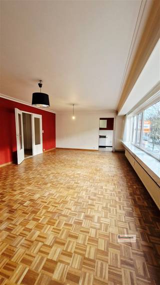 <p><span>Zeer centraal gelegen appartement op de eerste verdieping met twee zeer ruime slaapkamers.</span></p><p><span> </span></p><p><span>Dichtbij openbaar vervoer, winkels en scholen. Op wandelafstand van het Rivierenhof.</span></p><p><span>Lift aanwezig. Kelder.</span></p><p><span>Overal dubbele beglazing.  Thermostatische kranen op de meeste plaatsen.</span></p><p><span> </span></p><p><span>Indeling</span><span>:</span></p><p><span> </span></p><p><span>Een inkomhal/nachthal met twee ingemaakte kasten. <br />Apart toilet.</span></p><p><span>Berging. </span></p><p><span>Ruime leefruimte op parket. Veel ramen en dus veel lichtinval.</span></p><p><span>Aparte keuken (te renoveren).</span></p><p><span>Twee zeer grote slaapkamers, waarvan onder de vloeren isolatie zit.<br /><br /></span></p><p><span> </span></p>