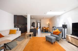 Voor meer info of om een bezoek in te plannen, neem contact op via 0168849684 of via pieter.maes@homixx.be.<br /><br />Bent u op zoek naar een ruim appartement met een tuin, vlakbij Leuven? Dan is dit triplex-appartement in Wijgmaal exact wat u zoekt! Enkele van de vele troeven:<br />- Uitstekende EPC-score (B);<br />- Gelegen op een zeer gunstige locatie in Wijgmaal op nauwelijks een kwartiertje rijden van Leuven;<br />- Een diepe tuin, toegankelijk vanuit de leefruimte via een groot schuifraam;<br />- Twee ruime slaapkamers;<br />- Asbestveilig;<br />- Gelegen in een gebouw met nauwelijks 3 appartementen (geen gemeenschappelijke kost + geen syndicus);<br />-...<br /><br />INDELING: <br />Gelijkvloers: via de inkomhal betreedt u de bureauruimte, die eveneens kan dienstdoen als speelruimte, opslag, slaapkamer, etc. Hierna heeft u toegang tot de lichtrijke leefruimte met open keuken - voorzien van alle merktoestellen - van waaruit u toegang heeft tot het terras en de tuin, ideaal om hier een barbecue te organiseren of om gewoon in alle rust te genieten van de zon. Achteraan de tuin is er nog een tuinhuis voor extra opslagruimte. <br />- Verdieping 1: ruime slaapkamer met zicht op de tuin; <br />- Verdieping 2: badkamer met toilet, bad (dat tevens kan fungeren als douche) en dubbele lavabo, alsook een tweede grote slaapkamer met een verschuifbare trap die leidt naar een mezzanine, ideaal dus voor extra stockage.<br /><br />Kan u niet wachten om dit unieke appartement te bekijken? Plan dan snel uw bezoek in!