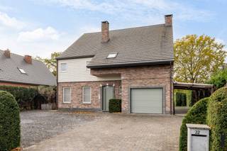 <p><strong>Vrijstaande, instapklare villa op 1.021 m² – rustig gelegen met zicht op weiland te Keerbergen.</strong></p>
<p>In een rustige, doodlopende straat in het groene Keerbergen bevindt zich deze <strong>instapklare, volledig vernieuwde vrijstaande villa</strong> op een royaal perceel van <strong>1.021 m²</strong>. Dankzij het open zicht op de achterliggende weilanden geniet je hier dagelijks van ruimte, rust en natuur.</p>
<p><strong>Volledig vernieuwd in 2011 – modern wooncomfort</strong></p>
<p>In 2011 werd de woning <strong>volledig gerenoveerd</strong>, waarbij onder meer een <strong>volledig nieuwe bovenverdieping</strong> werd opgebouwd. <br />De villa combineert hedendaagse afwerking met een zeer functionele indeling, ideaal voor gezinnen én thuiswerkers.<br /><strong><br />Gelijkvloers:</strong></p>
<ul>
<li>Lichtrijke leefruimtes met zicht op de zonnige tuin</li>
<li><strong>Volledig ingerichte keuken</strong> met alle moderne toestellen</li>
<li><strong>Ruim bureel</strong> – perfect voor thuiswerk of praktijkruimte</li>
<li>Inpandige garage</li>
<li>Inpandige kelder en kruipruimte</li>
<li>Screens voor extra comfort</li>
</ul>
<p><strong>Eerste verdieping:</strong></p>
<ul>
<li><strong>4 volwaardige slaapkamers</strong>, waaronder een royale <strong>masterbedroom met ensuite badkamer en dressing</strong></li>
<li><strong>Aparte douchekamer</strong> voor de kinderen</li>
<li><strong>Aparte toilet</strong></li>
<li><strong>Wasplaats</strong></li>
<li><strong>Airco voorzien in de slaapkamers</strong></li>
</ul>
<p><strong>Zolderverdieping:</strong></p>
<ul>
<li>Ruime zolder, bereikbaar via <strong>vaste trap</strong></li>
<li>Vele mogelijkheden: hobbyruimte, extra kamers, ontspanningsruimte,…</li>
</ul>
<strong>Buitenruimte:</strong><br />
<ul>
<li><strong>Zuidwest gerichte tuin</strong> met prachtig en open uitzicht op achterliggend groen</li>
<li><strong>Ruime oprit</strong> geschikt voor meerdere autostaanplaatsen</li>
<li>Rustige ligging in een <strong>doodlopende straat</strong></li>
</ul>
<p>Een ideale gezinswoning op een toplocatie in het groen, met alle comfort en ruimte die je zoekt!</p>
<p><strong> </strong></p>