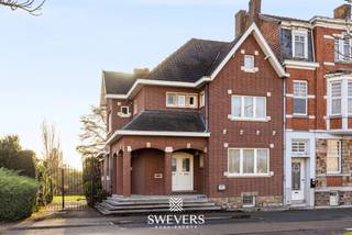 Interesse? Meer informatie op www.SWEVERS.be. - Deze halfopen woning uit 1955 aan de Kuringersteenweg in Hasselt combineert een vlotte...