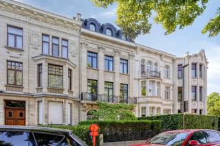 <p><span> </span></p><p><span>Prachtig gerenoveerde herenwoning met 6 slaapkamers, tuin en dubbele parking</span></p><p><span>Via de aangelegde voortuin bereikt u de stijlvolle inkomhal met vestiaire, gastentoilet en een authentieke traphal. De ruime en-suite leefruimtes met parketvloeren omvatten een gezellige zithoek met design gashaard, een royale living en een bureau of tv-kamer onder een karaktervolle lichtkoepel.</span></p><p><span>De lichtrijke woonkeuken is volledig uitgerust met kwalitatieve inbouwtoestellen van Miele, Bosch en Smeg en sluit aan op de eetruimte onder de veranda, met directe toegang tot het aangelegde terras en de zonnige tuin.</span></p><p><span>De woning beschikt over 6 ruime slaapkamers en 4 badkamers, waaronder een luxueuze mastersuite met dressing en volledig vernieuwde marmeren badkamer. Daarnaast is er een ruime, droge kelder met verschillende berg- en werkruimtes.</span></p><p><span>Deze karaktervolle herenwoning werd met oog voor detail gerenoveerd, waarbij authentieke elementen perfect samengaan met hedendaags comfort. Hoogwaardige materialen, maatwerk, parketvloeren, zonnepanelen, een alarminstallatie en dimbare LED-verlichting zorgen voor een uitzonderlijk wooncomfort.</span></p><p><span>Een dubbele parking (garagebox met automatische poort en oprit) is inbegrepen in de huurprijs.</span></p><p><span>Gelegen op een uitstekende locatie, vlak bij scholen, openbaar vervoer, parken en de belangrijkste invalswegen. Een unieke woning voor wie op zoek is naar ruimte, karakter en een hoogwaardige afwerking.</span></p>