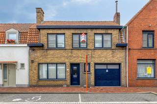 Ontdek deze ruime en charmante gezinswoning in het bruisende Knokke-Heist. Met drie slaapkamers, twee badkamers, een inpandige garage en een zonnige tuin biedt deze woning alle comfort voor wie op zoek is naar ruimte en een uitstekende ligging aan de kust.De lichtrijke woonkamer vormt het hart van de woning en geniet van veel natuurlijke lichtinval, wat zorgt voor een aangename en warme sfeer. Aansluitend bevindt zich de functionele keuken, uitgerust met de nodige toestellen en voorzien van een gezellige eethoek met uitzicht op de tuin.Met drie volwaardige slaapkamers beschikt de woning over voldoende ruimte voor een gezin, thuiswerk of logeerkamers. De aanwezigheid van twee badkamers zorgt bovendien voor extra comfort en gebruiksgemak in het dagelijks leven.Buiten geniet u van een zuidgerichte tuin met ruim terras, de ideale plek om te ontspannen, te genieten van de zon of gezellig te tafelen met familie en vrienden. De inpandige garage biedt extra bergruimte en praktische parkeermogelijkheden.Met een EPC-label C biedt deze woning een degelijke energieprestatie. Dankzij de centrale ligging in Knokke-Heist bevinden winkels, voorzieningen, het strand en tal van recreatiemogelijkheden zich binnen handbereik.Een ideale woning als vaste woonst, tweede verblijf of investering aan de Belgische kust.De algemene voorwaarden van Dewaele DIY kunt u steeds raadplegen via dewaele.com.Bestuursmaatregelen in het maatregelenregister: in aanvraag