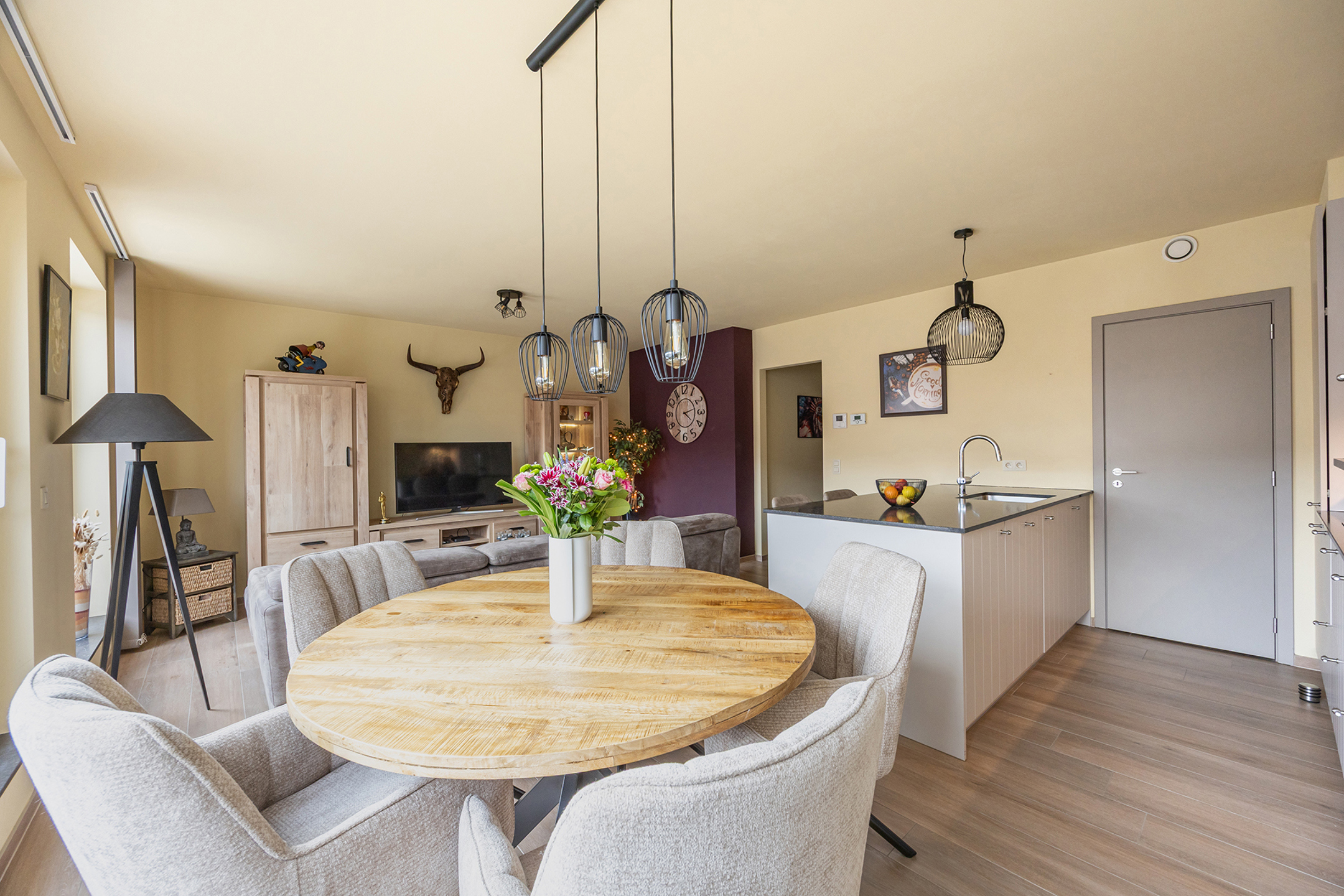 Recent appartement met 2 slks, terras, kelder en garagebox. - foto 4