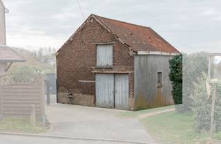 <p>Te renoveren woning in groene omgeving – ideale locatie in Dilbeek Deze woning, gelegen in een aangename straat in Dilbeek, biedt een uitgelezen kans voor wie op zoek is naar een te renoveren woning met potentieel. Het pand dient verder gerenoveerd te worden en biedt tal van mogelijkheden om de woning volledig naar eigen smaak in te richten. De woning bestaat momenteel uit een leefruimte, keukenruimte en een grote garage op de gelijkvloerse verdieping. De zolderverdieping heeft eveneens veel potentieel en kan volledig naar eigen wens worden ingericht. De ligging is een absolute troef, de woning bevindt zich in een groene, rustige omgeving, perfect voor wie van natuur en privacy houdt. Tegelijkertijd geniet u van de voordelen van een centrale ligging: winkels, scholen, openbaar vervoer en belangrijke invalswegen zijn snel bereikbaar. Zowel het centrum van Dilbeek als Brussel zijn vlot te bereiken.</p>