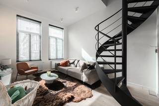 Dit magnifiek duplexappartement te koop is gelegen op de gelijkvloerse en eerste verdieping van "Villa Sidonie" langs de Nieuwpoortsesteenweg te Oostende. Het gebouw onderging een totaalrenovatie waardoor u geniet van moderne technieken en een hoogwaardige afwerking gecombineerd met de charme van een herenhuis.Indeling:* Gelijkvloerse verdieping: - lichtrijke leefruimte - open geïnstalleerde keuken voorzien van alle comfort (inductie, spoeltafel, frigo, diepvries, oven, microgolf en vaatwas)- magnifiek terras (20m²) met extra bergruimte* Eerste verdieping: - nachthal- afzonderlijk toilet met handwaslavabo- badkamer uitgerust met een dubbel badkamermeubel en inloop regendouche- slaapkamer 1 (14m²)- slaapkamer 2 (13m²)Bovendien beschikt u over een privatieve kelderberging (15m²) voorzien van aansluiting wasmachine en kan u gebruik maken van de gemeenschappelijke fietsenberging. Pluspunten: - 2 volwaardige slaapkamers - totaalrenovatie- kleinschalig gebouw (slechts 2 entiteiten)- zeer gunstig EPC (label B)- asbestveilig- kwalitatieve materialen - prachtig terras- positieve elektrische keuringBent u op zoek naar een schitterend gerenoveerd appartement te koop? Bel ons snel voor een bezichtiging ter plaatse!Bestuursmaatregelen in het maatregelenregister: in aanvraag