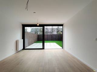 Op de gelijkvloerse verdieping van dit prachtige nieuwbouwproject vinden we dit één-slaapkamerappartement. Het is gelegen vlakbij het...