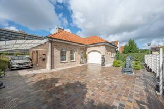 Op een perceel van 638 m² bevindt zich deze klassevolle villa, gelegen in een rustige villawijk teKnokke-Heist. De lichtrijke woonruimtes bieden alle...