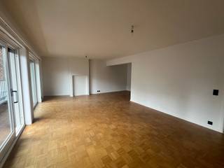 <p><strong>Te huur: ruim appartement met 3 slaapkamers in het centrum van Waregem.</strong></p>
<p><br /><u><strong>Indeling:</strong></u></p>
<p>Inkomhal, heel ruime leefruimte in parket met rechtstreekse toegang tot het terras, aparte, volledig uitgeruste keuken met berging, drie slaapkamers, vernieuwde badkamer en een apart toilet.</p>
<p><em>Mogelijkheid om garage in de straat bij te huren.</em></p>
<p> </p>
<p><u><strong>Troeven:</strong></u></p>
<ul><li>Onmiddellijk vrij</li><li>Volledig herschilderd</li><li>Vernieuwde technieken</li><li>Gelegen in het centrum</li></ul>
<br /><strong>Interesse in dit appartement? Neem dan zeker contact op met ERA Bossuyt voor meer info of een bezoek - 056/61.10.10.</strong>