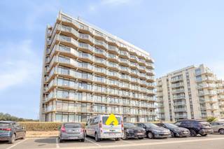 Studio à rafraîchir (ou à rénover), 40m2, avec terrasse ensoleillée et cave – place de parking disponible séparément.<br /><br />Ce studio représente une excellente opportunité pour ceux qui recherchent un logement abordable dans l'un des plus beaux endroits de la côte. <br /><br />De plus, toutes les rénovations majeures de l'immeuble ont été récemment achevées, vous permettant d'investir en toute sérénité, sans frais importants à court terme.<br /><br />En entrant dans le studio, vous disposez d'un espace pouvant accueillir un lit simple ou des lits superposés, idéal pour créer des couchages supplémentaires. <br /><br />Le séjour lumineux, avec sa kitchenette, communique avec un coin nuit fonctionnel équipé d'un canapé-lit , complété par un coin repas et un coin salon confortable .<br /><br />Depuis le séjour, vous accédez à une terrasse spacieuse et ensoleillée , où vous pourrez prendre vos repas ou vous détendre en profitant d'une magnifique vue panoramique sur les dunes du domaine de Westhoek.<br /><br />La salle de bain est équipée d'une baignoire avec douche, d'un lavabo et de toilettes.<br /><br />L'appartement comprend également une cave privative . Une place de parking couverte et sécurisée est disponible en option pour 29.500 €.<br /><br /><strong>Avantages :</strong>
<ul>
<li>Emplacement de choix dans un quartier recherché et calme de la côte, entre les dunes du domaine de Westhoek et la plage (club de char à voile à proximité).</li>
<li>Situé sur Dynastielaan, avec un grand parking, à 150 m de la plage et à 300 m de l'Esplanade Léopold I et du tramway.</li>
<li>Résidence bien entretenue : travaux importants récemment réalisés (terrasses, ascenseurs, …) et parties communes bien entretenues</li>
<li>Studio lumineux et fonctionnel, à rafraîchir ou à rénover selon vos goûts.</li>
<li>Terrasse ensoleillée avec vue dégagée sur les dunes</li>
<li>Cave incluse + local à vélos dans la résidence</li>
<li>Emplacement couvert et sécurisé disponible (29.500 €)</li>
<li>Idéal comme résidence secondaire en bord de mer</li>
<li>Excellent potentiel locatif</li>
<li>PEB : C</li>
</ul>
<br />Saisissez cette opportunité et faites de ce studio votre propre havre de paix sur la côte !