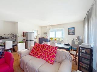 <p><strong>AUDERGHEM </strong>– In the Transvaal neighbourhood, a stone's throw from the Rouge-Cloître Park and the Sonian Forest, in a quiet and residential area, close to many shops and public transport, apartment of ±113sqm living space located on the 4th floor. It comprises an entrance hall with a separate toilet, a living room of ±47sqm with access to a SOUTH-facing terrace of ±7.5sqm, a separate fully equipped kitchen (oven, hob, extractor hood, fridge/freezer, dishwasher) with access to a laundry room with a washing machine connection, a night hall leading to a bedroom of ±10sqm with a small balcony, a second bedroom of ±13.5sqm, a bathroom (bathtub, shower, sink), a cellar, and a parking space included in the rent. Provision for charges: 190€/month (cold water, common areas). EPC C ! Available on 15/09/2026. <u><br /><br />On the 4<sup>th</sup> floor</u>:</p>
<ul>
<li>Entrance hall with separate toilet</li>
<li>Living room of ±47m² (6.8 x 6.8) with a south-facing terrace of ±7.5m²</li>
<li>Separate, fully fitted kitchen (oven, hobs, extractor hood, fridge-freezer, dishwasher) and access to the utility room with washing machine connection</li>
<li>Bedroom wing</li>
<li>Bedroom of ±10m² (2.8 x 3.5) with a small balcony</li>
<li>Bedroom of ±13.5m² (3.76 x 3.6)</li>
<li>Bathroom (bath, shower, washbasin)</li>
</ul>
<p>Cellar no. 4C16</p>
<p>Parking space included in the rent: no. 4P28</p>