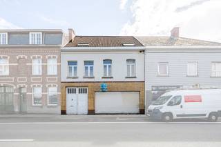 Gelegen op een commerciële locatie: grote degelijke eigendom met veel potentieel. Deze eigendom bestaat uit een wInkelruimte, leuke bovenliggende woonst, grote garage met hoge inrijpoort, achterliggend atelier met extra mogelijkheden en 2 kelders. <br />Reeds nieuw dak, deels dubbele beglazing, charmante elementen. <br /><br />Bezoek na afspraak met IMMO BEGUIN: info@immobeguin.be<br /><br />Dit zoekertje bevat enkele AI-gegenereerde visualisaties.