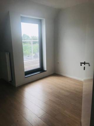 Zeer mooi duplex appartement met 3 slaapkamer in residentieel project "De Schalk", uitzonderlijk gunstig gelegen nabij kruising A12 Brussel-Antwerpen en N16 Mechelen-Dendermonde, hartje Vlaamse Ruit. Bevindt zich in de buurt van winkels, scholen, station, commercieel centrum, ...<br />Het appartement beschikt op de derde verdieping over een inkomhal met mogelijkheid tot het plaatsen van een vestiairekast. Apart gaten toilet, ruime leefruimte met toegang via schuifraam tot zonnig terras en met open keuken (voorzien van koelkast, oven, keramische kookplaat dampkap en vaatwasser) , grote raampartijen aan de leefruimte en ruime berging in de buurt van de keuken, via een beuken trap komt u op de vierde verdieping hier bevinden zich een nachthal, badkamer met douche, toilet, lavabomeubel met spiegelkast, 3 slaapkamers waarvan 2 met terras.<br />Verkoop onder registratie (12%) zo bespaart u 9%BTW op de constructiewaarde!!!!<br />Een staanplaats wordt mee verkocht voor de prijs van €18.000 (deze is niet in de prijs van het appartement inbegrepen) de staanplaats wordt verkocht onder BTW stelsel.)<br />Aarzel niet en neem contact op voor een bezoek ter plaatse 0495/230822