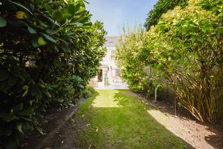 <p>Op zoek naar een woning in Gent waar rust, groen en potentieel hand in hand gaan? In de gezellige Grensstraat geniet je van een frontaal zicht op het Seingeverspark én een zonnige tuin met zuidwestelijke oriëntatie. Een plek waar je na een drukke dag helemaal tot rust komt!<br /><br />LIGGING<br /><br />Deze woning ligt in een rustige, groene straat met het Seingeverspark als voortuin. Tegelijk woon je hier bijzonder centraal: met de fiets sta je in ongeveer 10 minuten in het centrum van Gent. Ook de R4, R40 en N9 zijn vlot bereikbaar. Winkels, scholen, openbaar vervoer en het treinstation van Wondelgem bevinden zich in de nabije omgeving.<br /><br />INDELING<br /><br />Via de ruime inkomhal kom je in de lichtrijke leef- en eetruimte, waar grote raampartijen en de zuidwestgerichte tuin voor een aangename sfeer zorgen. Aansluitend vind je de keuken met rechtstreekse toegang tot de tuin en een apart toilet.<br /><br />Buiten wacht een rustige tuin met terras en tuinhuis: ideaal voor lange zomeravonden of een ontspannen koffiemoment in de zon.<br /><br />Op de eerste verdieping bevinden zich twee ruime slaapkamers, een derde ruimte die perfect dienst kan doen als wasruimte en de badkamer.<br /><br />Nog meer mogelijkheden? De zeer ruime zolder biedt potentieel voor een derde slaapkamer. Een vaste trap kan voorzien worden om deze extra ruimte optimaal te benutten.<br /><br />Verder beschikt de woning over een droge kelder. Ook is er de mogelijkheid om de door de eigenaars gehuurde garage over te nemen.<br /><br />TROEVEN</p>
<ul>
<li>Rustige, groene ligging</li>
<li>Zuidwestgerichte tuin</li>
<li>Ruime zolder met uitbreidingsmogelijkheden</li>
</ul>
<p>Een woning met ruimte om te groeien, op een plek waar je elke dag thuiskomt in het groen. Interesse? Neem contact op <span>met Bram via +32 471 76 90 50</span> voor een bezoek!</p>